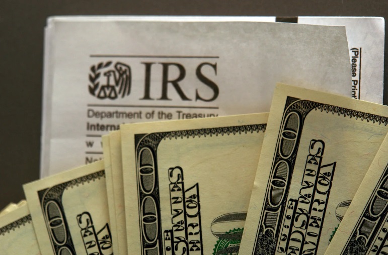 Все дела с налогами контролирует Налоговая служба США (IRS)