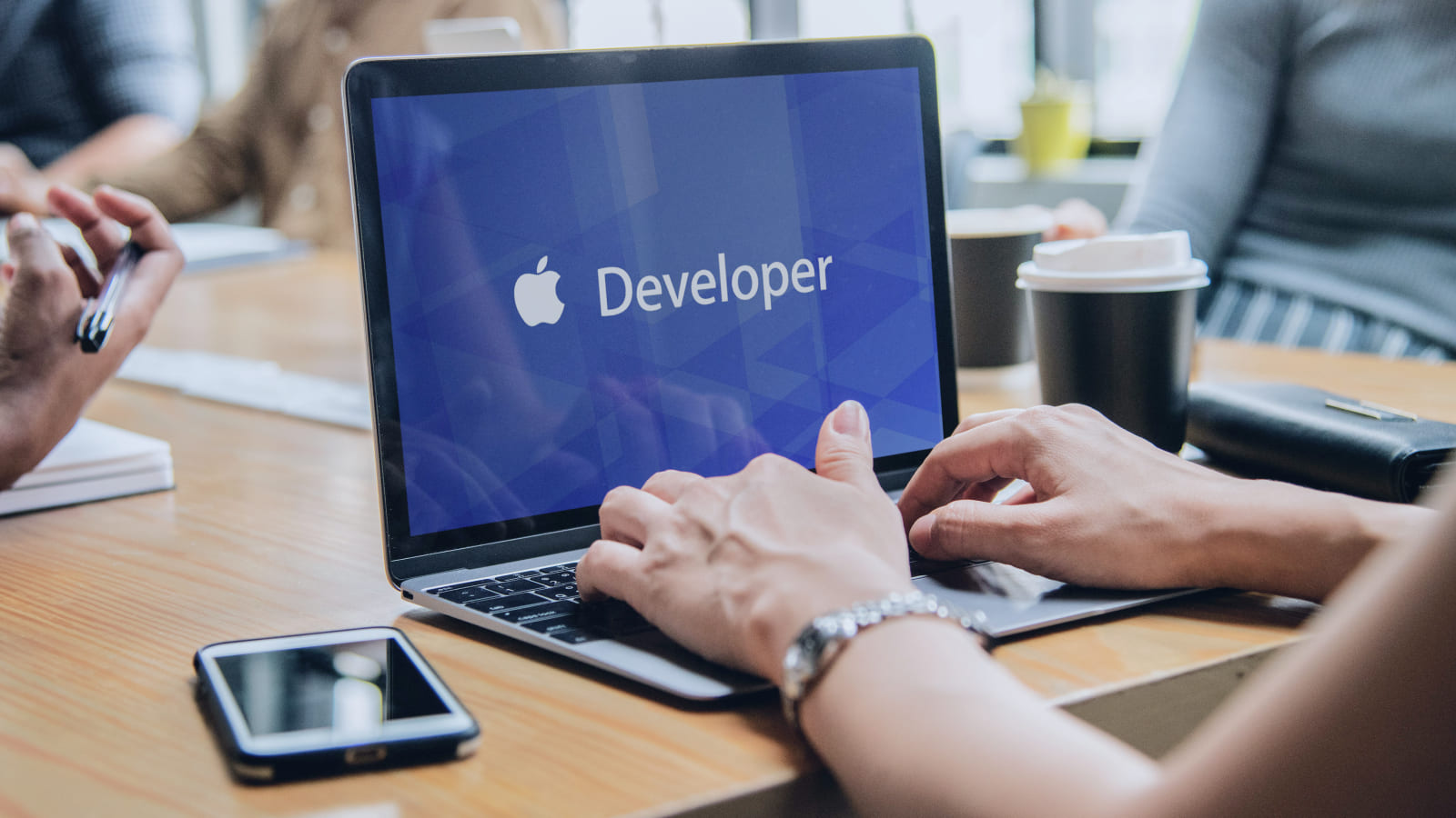 Для работы с App Store в качестве предпринимателя необходимо зарегистрировать аккаунт в Apple Developer