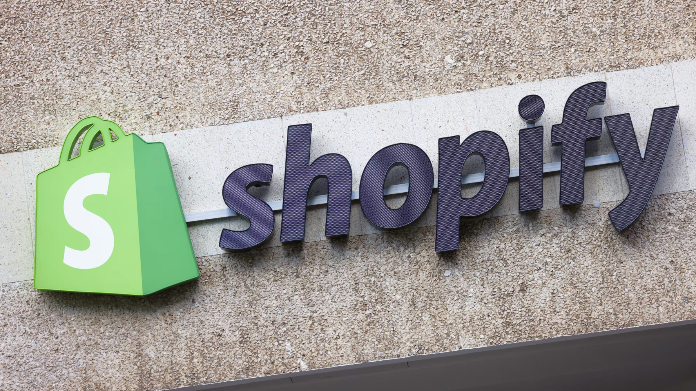 Shopify достаточно уникальная площадка, которая подойдет разным типам бизнеса