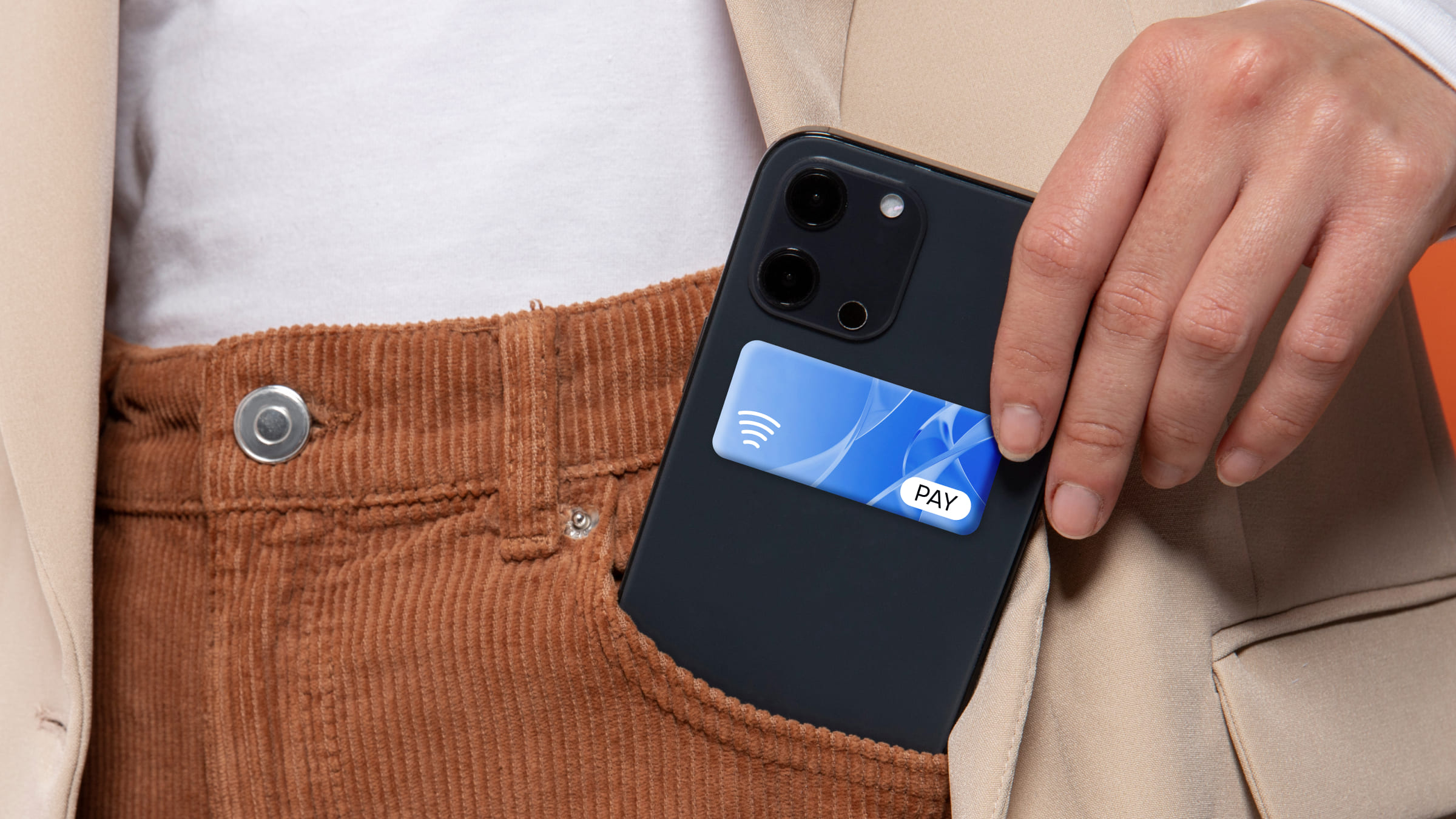 Наклейку с NFC-чипом можно приклеить на телефон или другое устройство и расплачиваться за покупки.