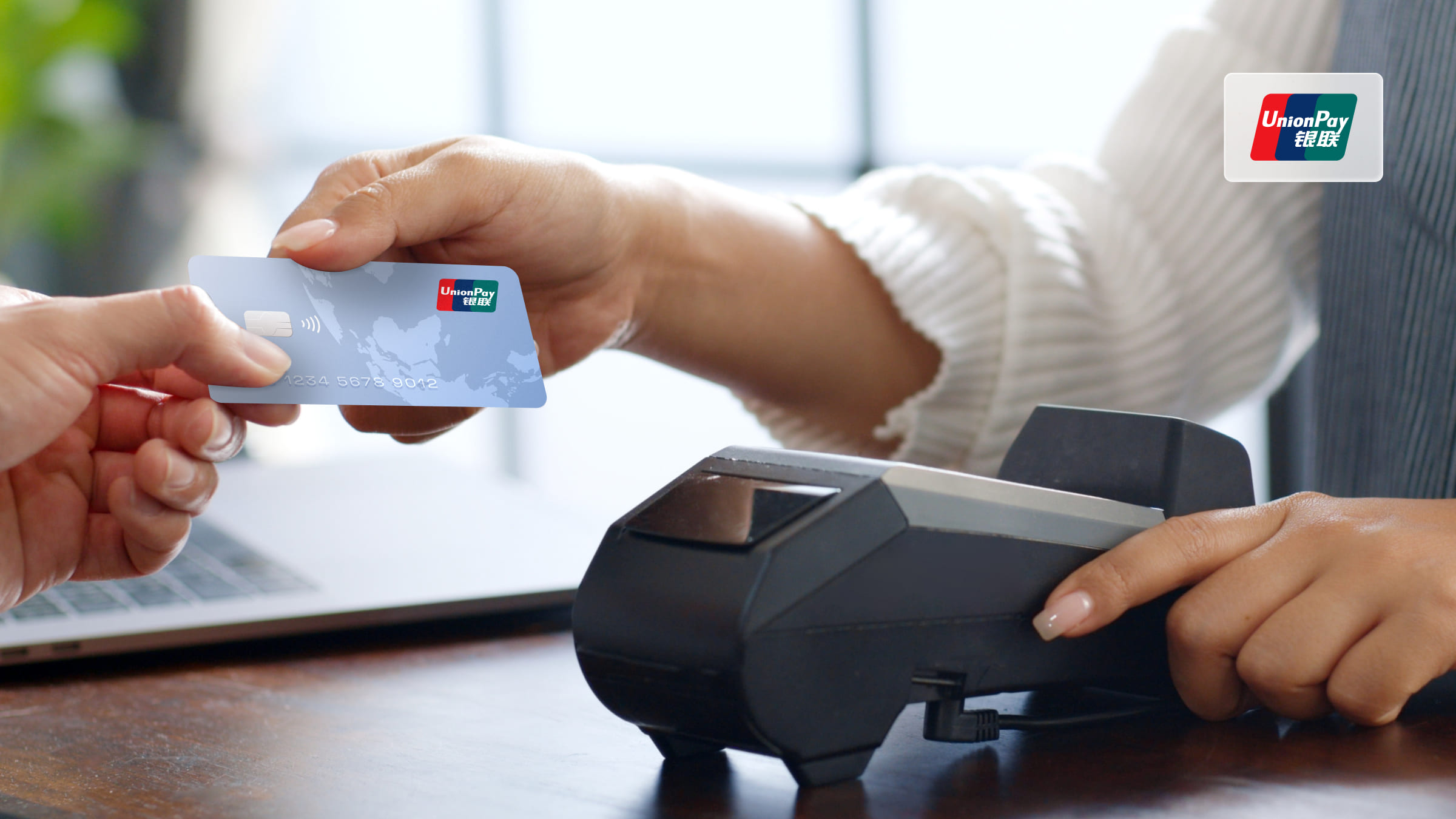 Карты UnionPay на Бали часто принимаются ограниченно, из-за чего их использование может быть неудобным для россиян.