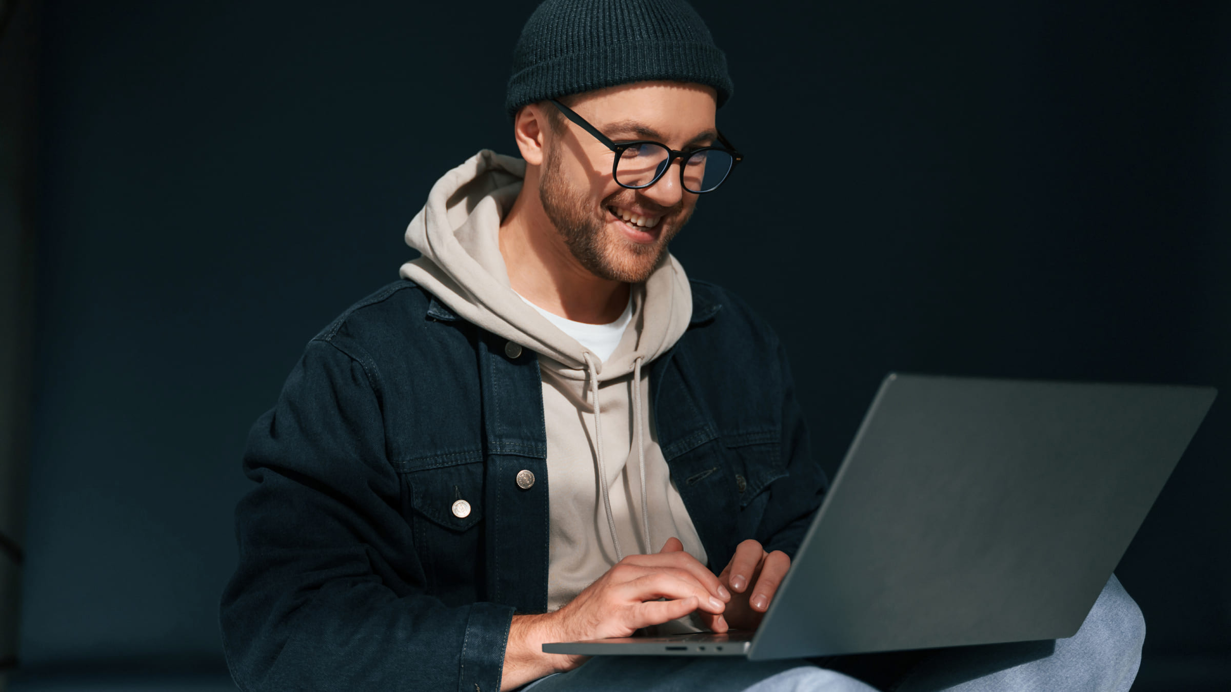 Работать с App Store из России можно через иностранную компанию, оформленную с помощью Easy Payments.