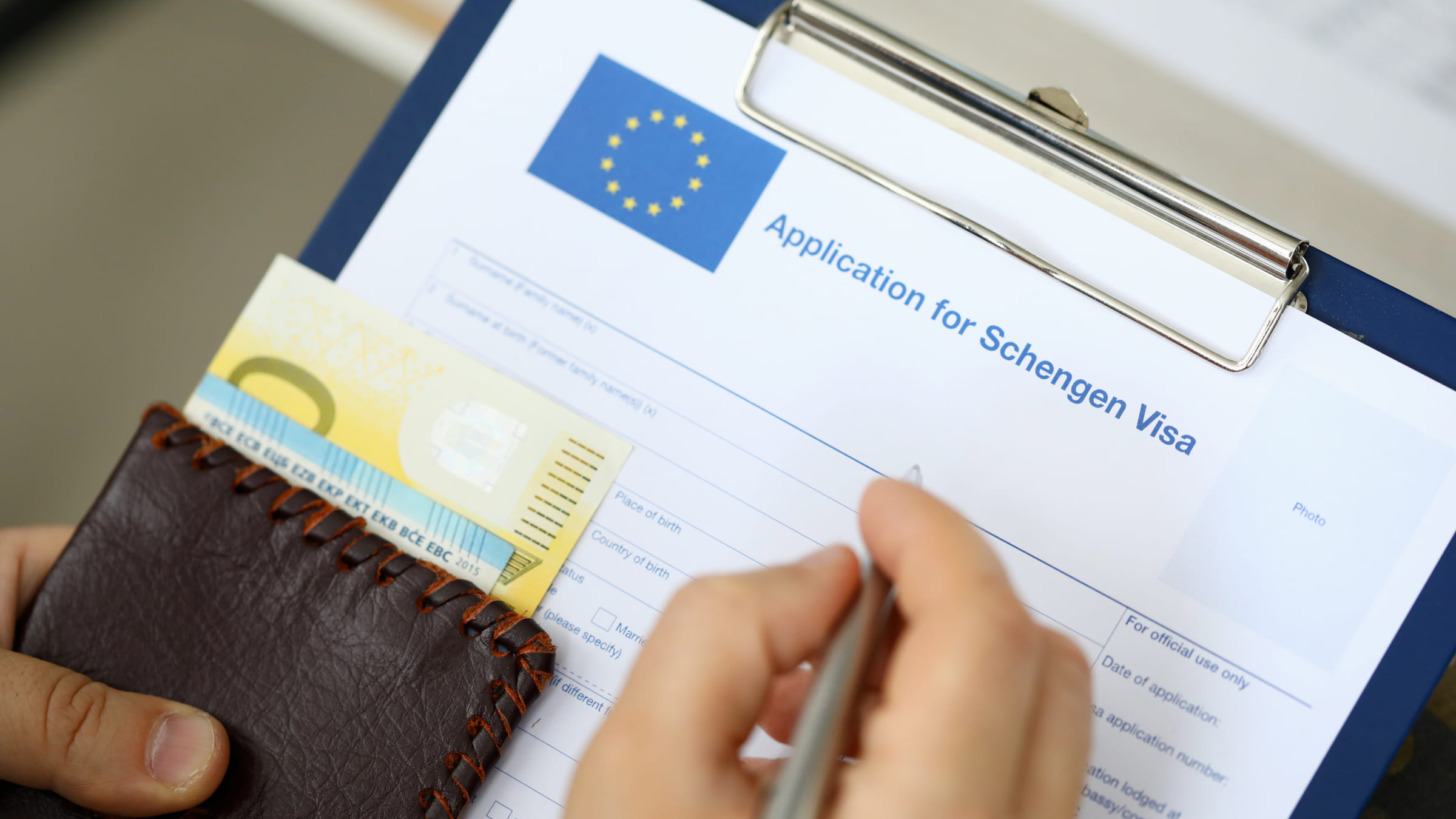 При подаче на визу важно, чтобы все документы были оформлены корректно и соответствовали требованиям.