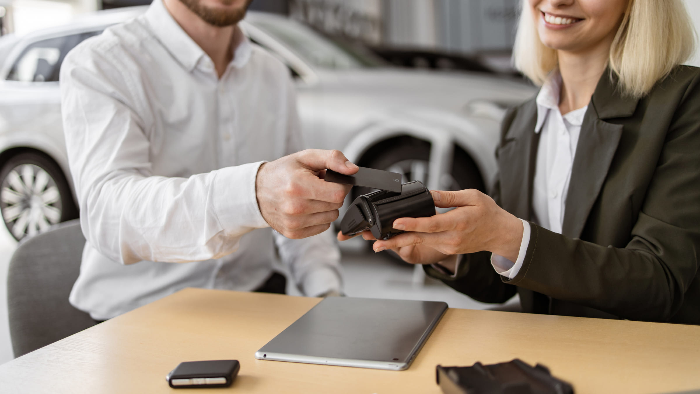 Оплата аренды машины проходит быстро и удобно с помощью иностранной карты.