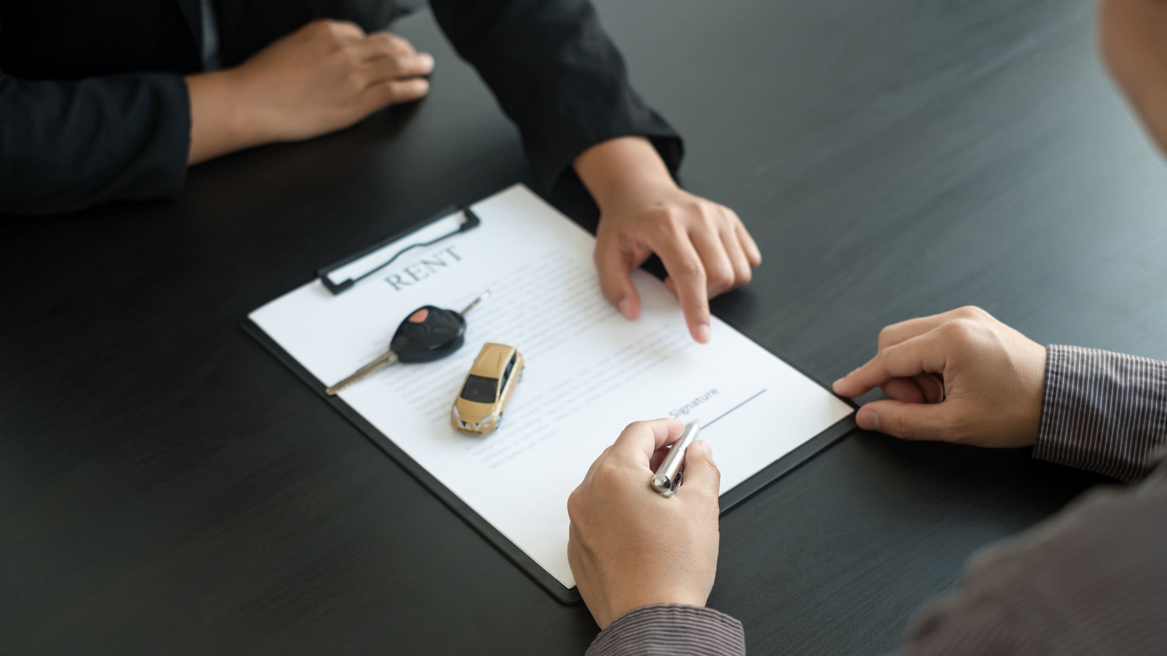 Для аренды авто обычно требуется водительское удостоверение, паспорт и действующая страховка.