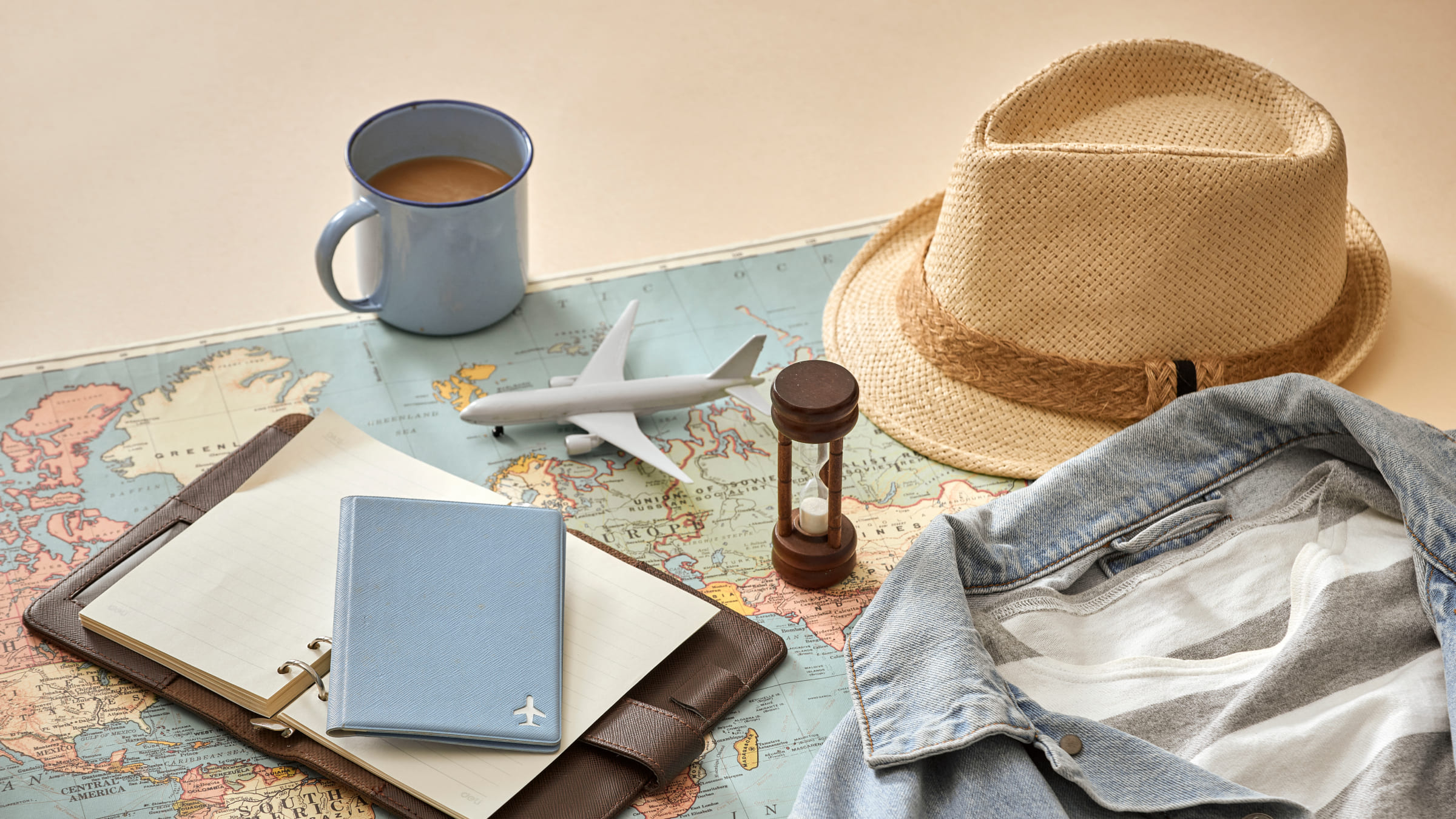 Бюджет подарка для путешественника стоит определять исходя из возможностей и желаемой полезности подарка.