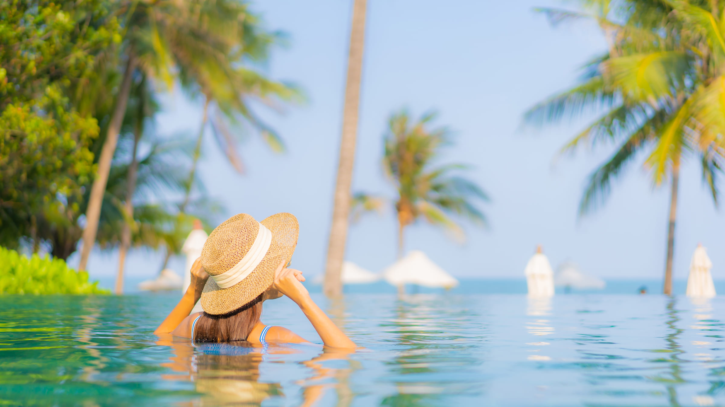 Для любителей пляжного отдыха подходят подарки, которые делают время на солнце и у воды удобным и приятным.