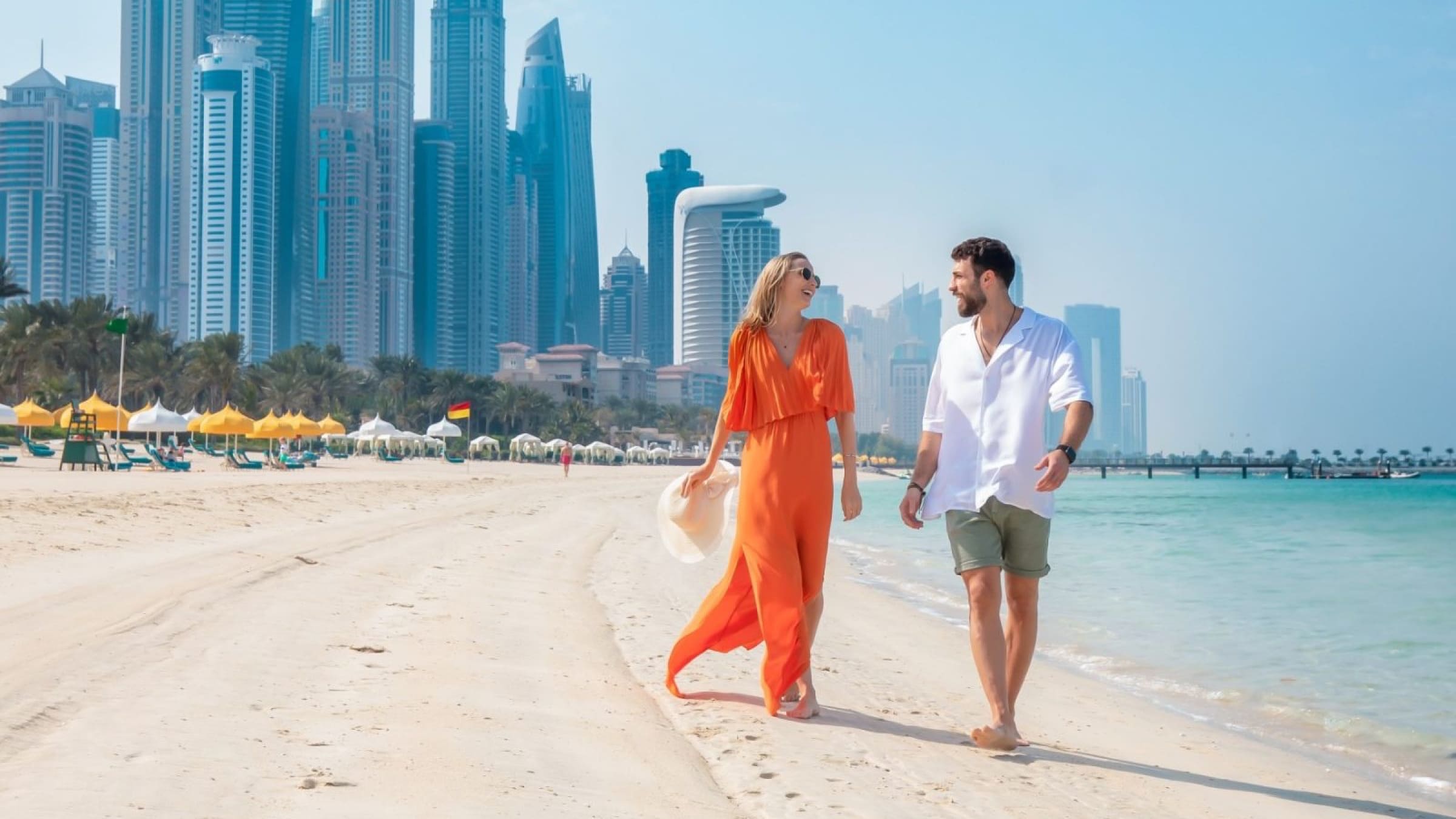 Туристам в Дубае следует носить легкую одежду, уважая местные традиции. 