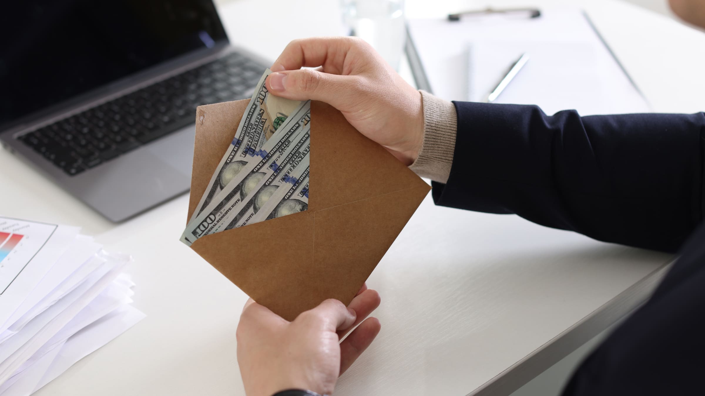 Удаленным работника важно своевременно получать зарплату от иностранных заказчиков и работодателей.