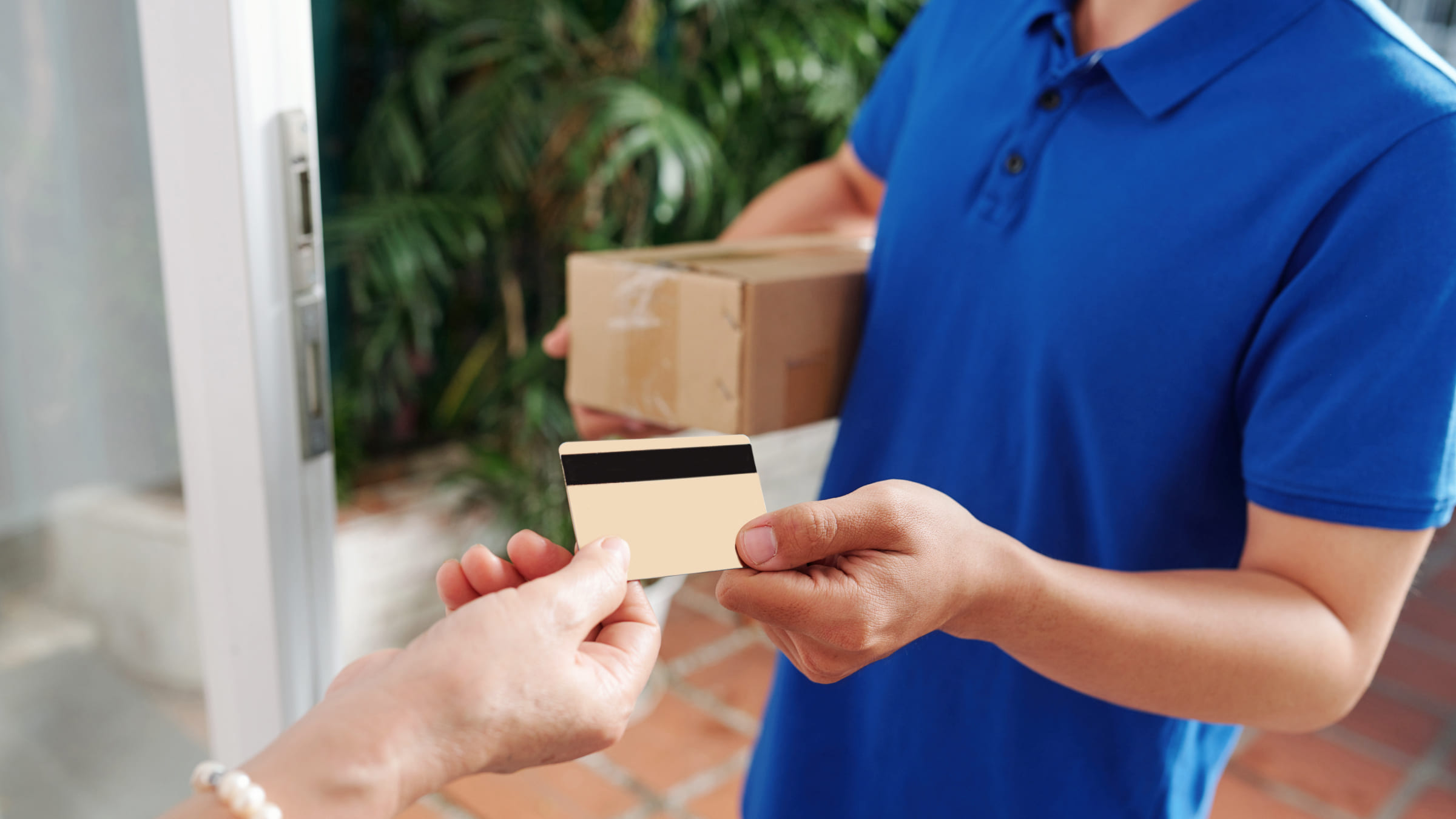 Easy Payments доставят карту курьером прямо вам в руки.