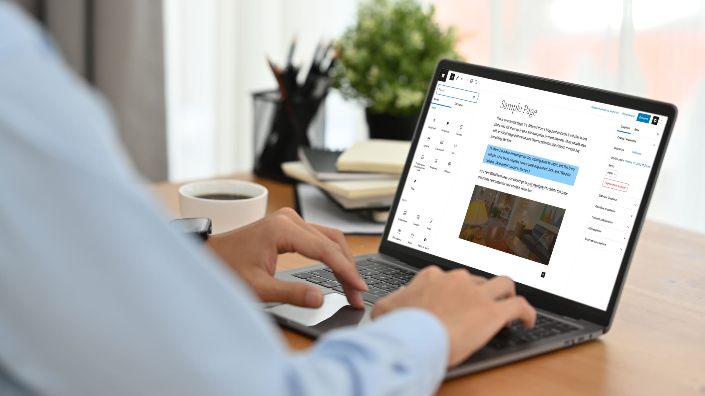 Конструкторы и CMS позволяют быстро запустить сайт без глубокой технической доработки.