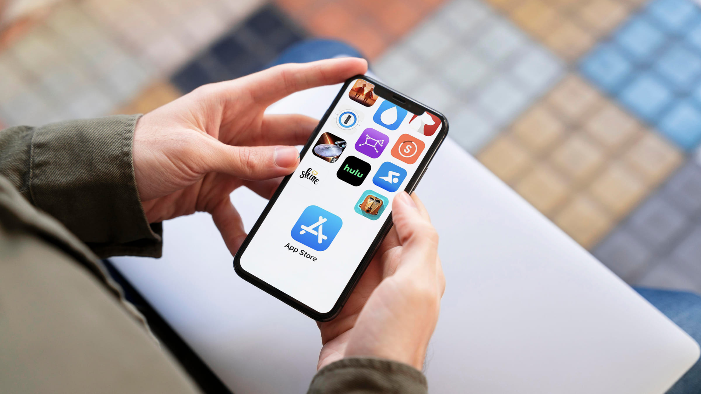 Приложения в iOS ориентированы на стабильность, безопасность и единый пользовательский опыт.