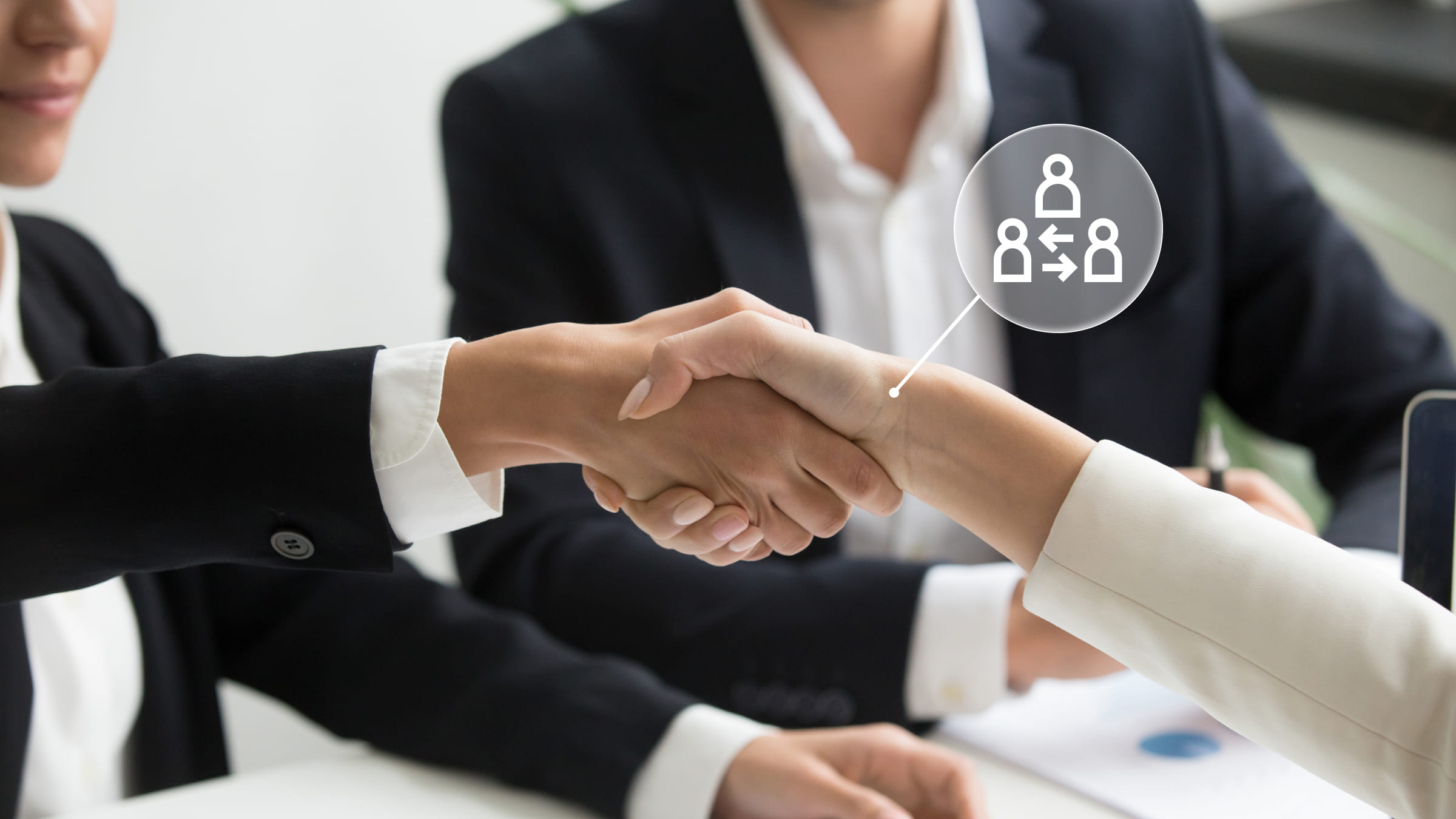 Посредники помогают отправлять средства за границу, но берут большие комиссии