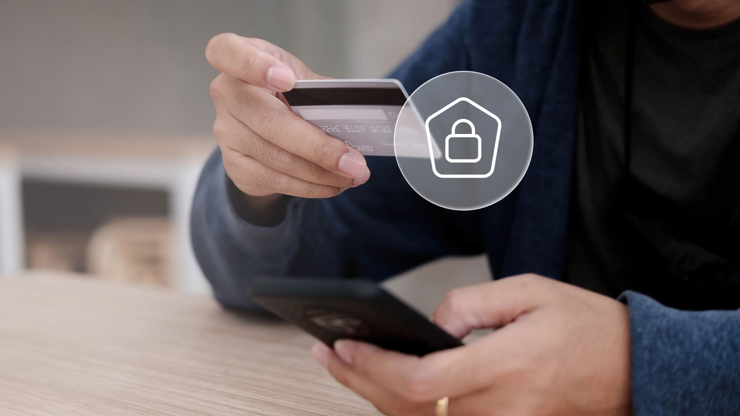 После получения данных карты мошенники могут делать покупки в интернете