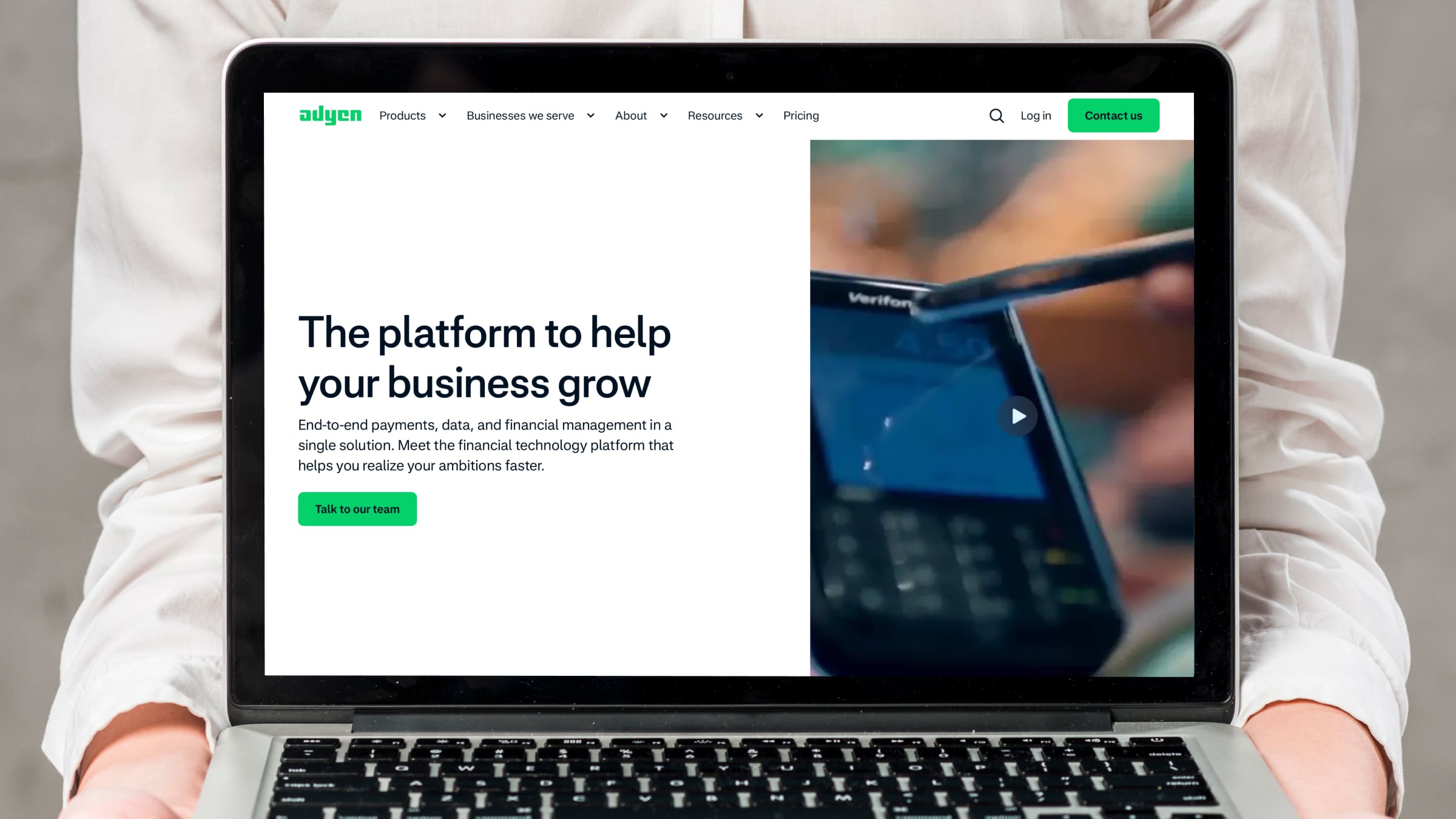 Принимать оплату с помощью электронной международной платежной системы Adyen.