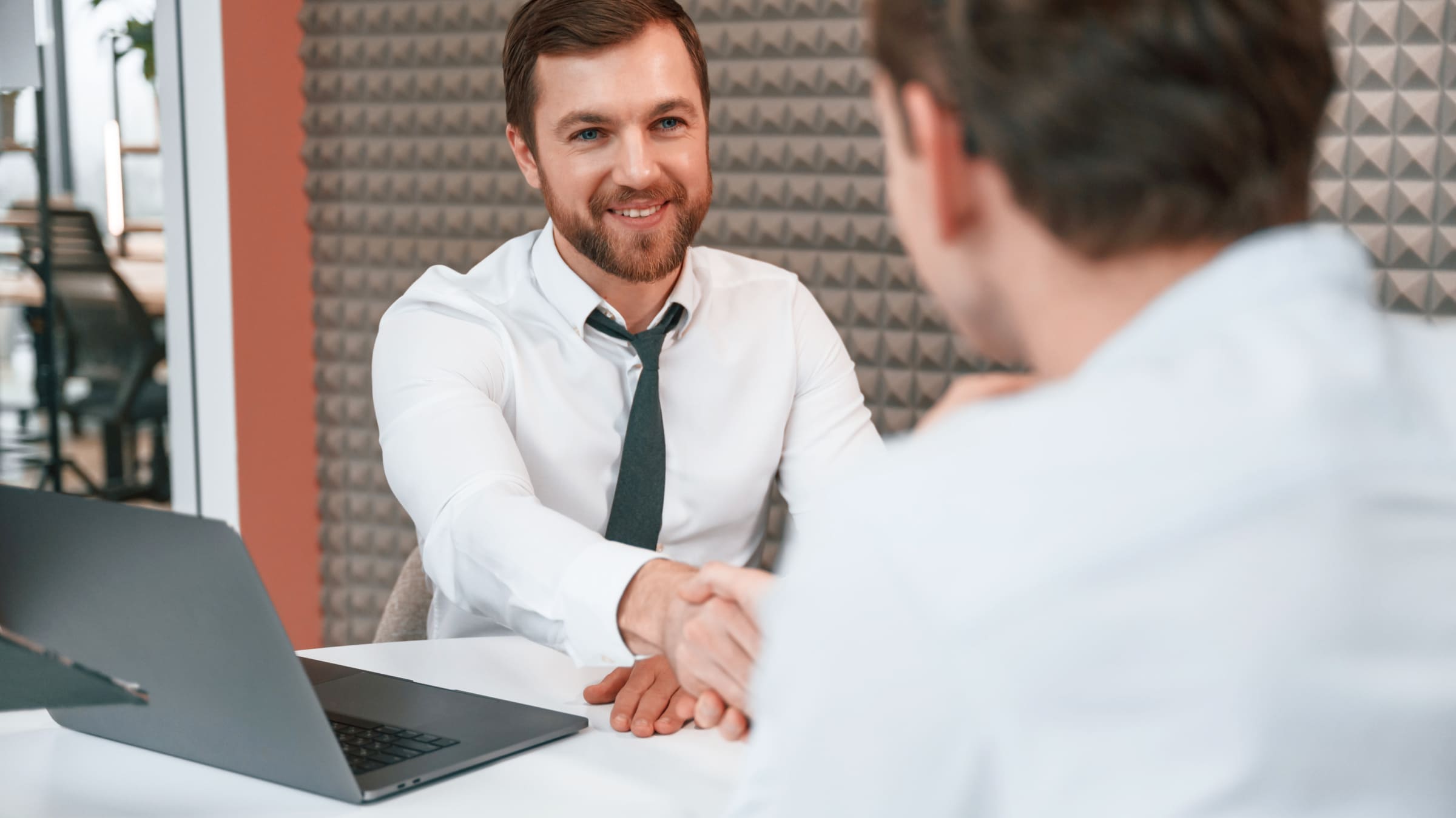 Выпуск карты проходит после проверки документов и данных клиента.