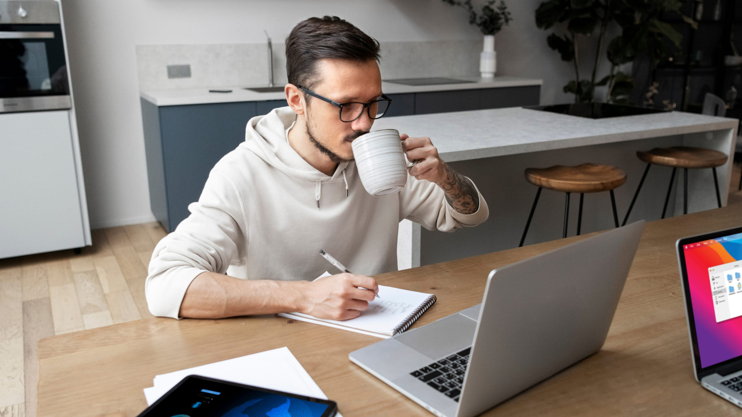 Фрилансеры используют онлайн-сервисы для поиска заказов и получения оплаты.