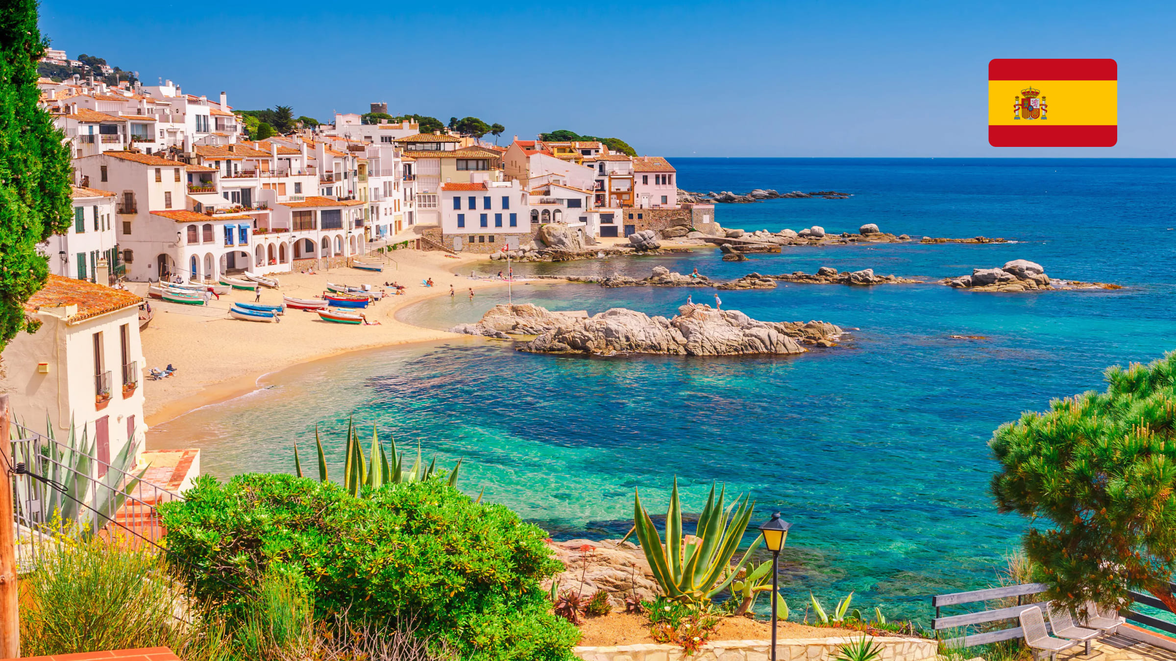 Отдых с ребенком в Испании сочетает пляжные курорты и развлечения для всей семьи.