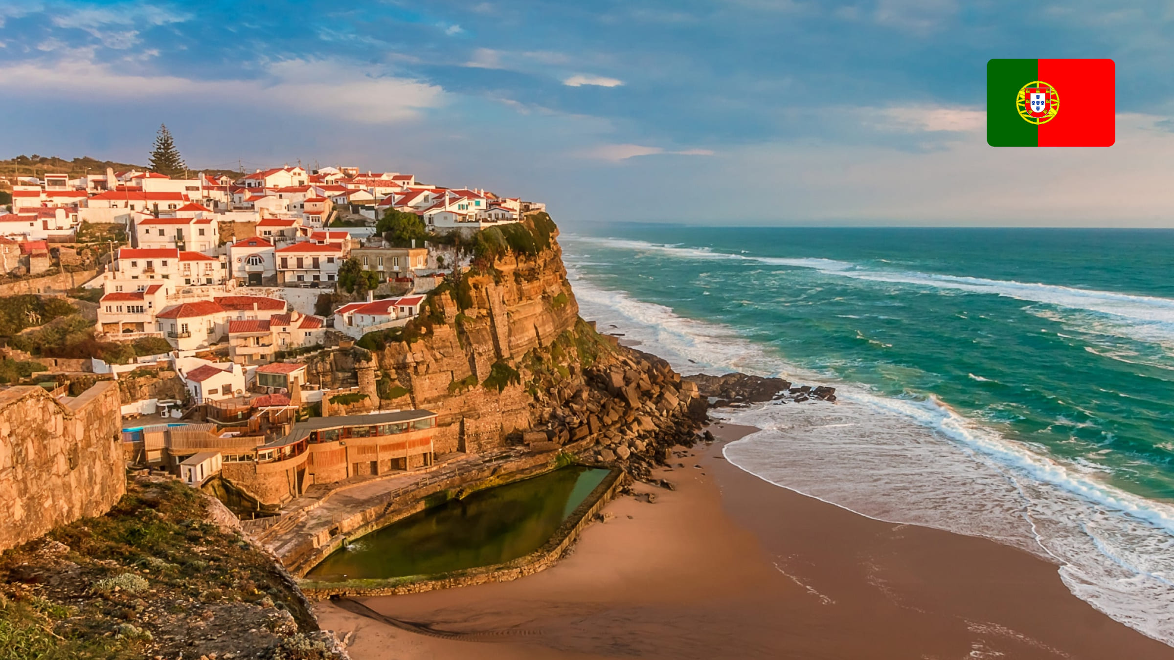 Португалия: скалистые берега и волны Атлантического океана, популярное место для серфинга.