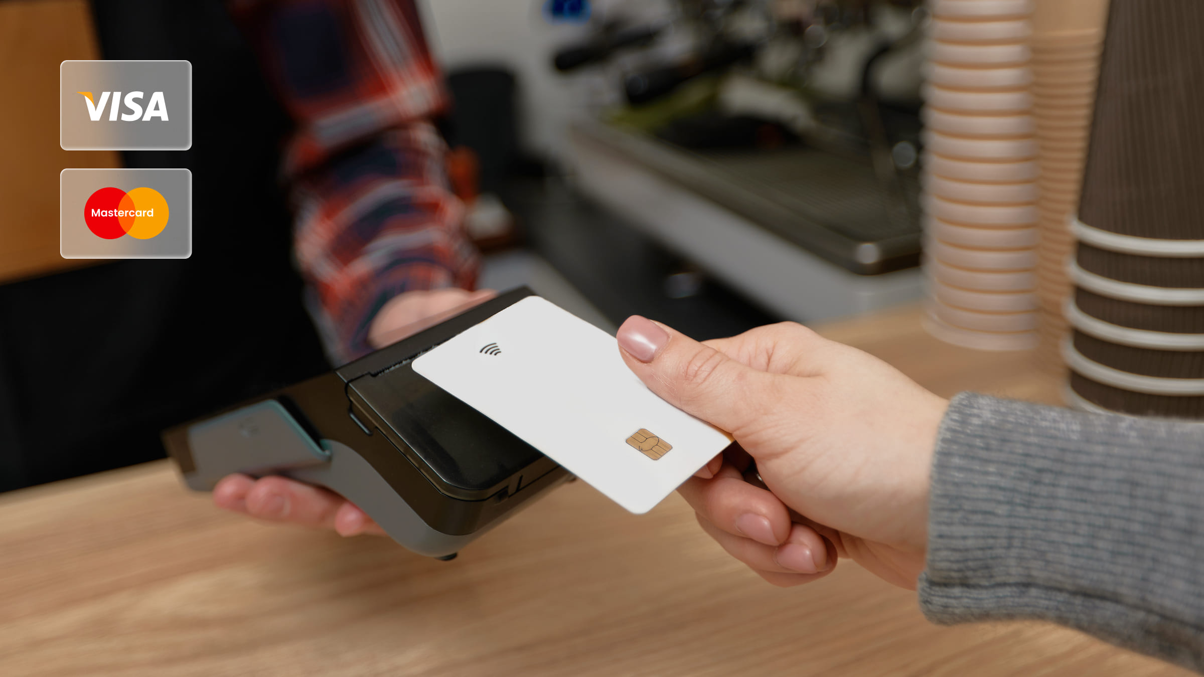 В поездке удобнее расплачиваться картой.