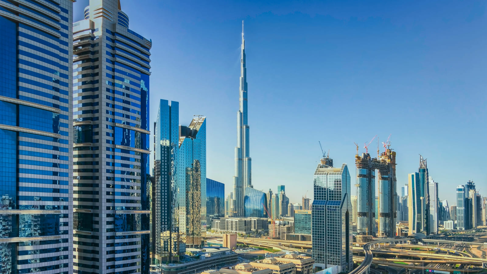 ОАЭ предлагают высокий уровень качества жизни и развитую инфраструктуру.